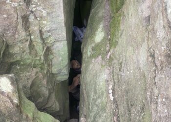 Αυστραλία: Γυναίκα εγκλωβίστηκε επί 7 ώρες ανάμεσα σε δύο βράχους για να… πιάσει το κινητό της