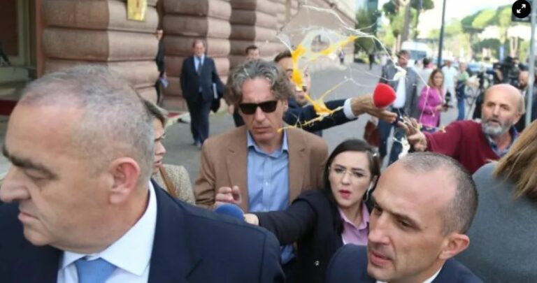 Επίθεση με αυγά και γιαούρτια δέχθηκε ο Φρέντη Μπελέρης έξω από τη Βουλή στα Τίρανα (photos-video)