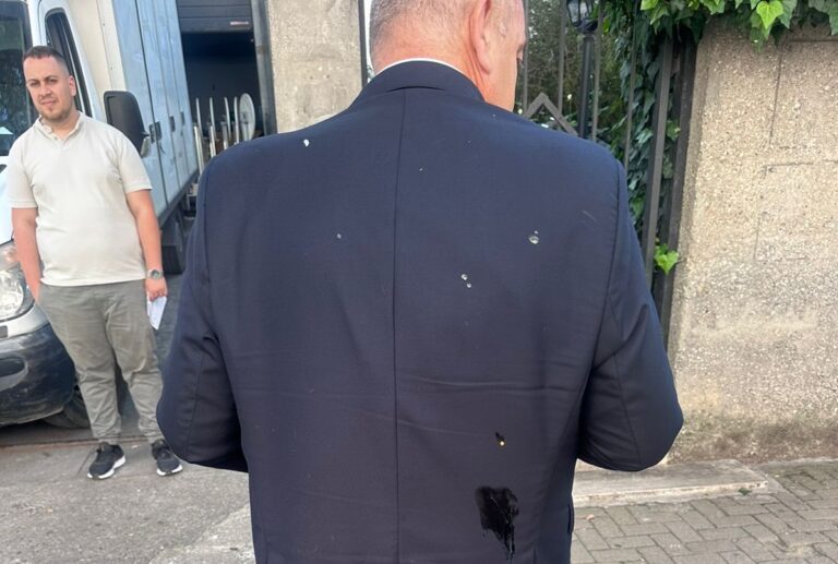 Mε ταψιά στο κεφάλι διαμαρτυρόταν ο πολίτης που πέταξε αυγά και γιαούρτια στον Μπελέρη