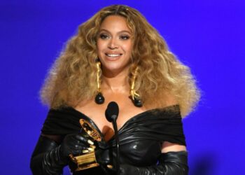 Η Μπιγιόνσε στηρίζει την Κάμαλα Χάρις: «Είμαι εδώ ως μητέρα»