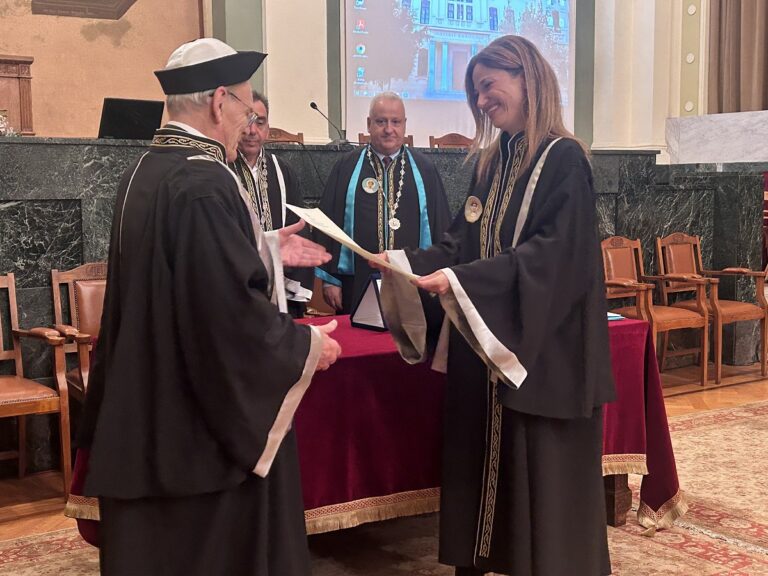 Επίτιμος διδάκτορας του τμήματος Φιλολογίας του ΑΠΘ αναγορεύτηκε ο Ντ. Χόλτον