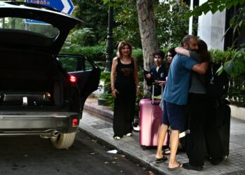 Συγκινητικές εικόνες από τον επαναπατρισμό 22 Ελλήνων από τη Βηρυτό – «Ευχαριστούμε που μας φέρατε, ήταν πολύ δύσκολα» – (Video)