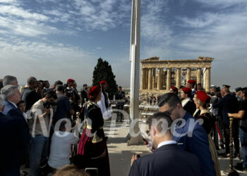 Ογδόντα χρόνια από την απελευθέρωση της Αθήνας από τους ναζί – Η έπαρση της σημαίας στον Ιερό Βράχο της Ακρόπολης (vid)