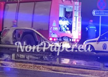 Φωτιά σε αυτοκίνητο στη Λεωφόρο Μαραθώνος – Κάηκε ολοσχερώς μετά από πρόσκρουση σε κολόνα (Photo)