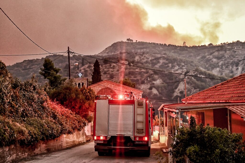Ανεξέλεγκτη καίει η πυρκαγιά στο Ξυλόκαστρο – Νέο μήνυμα από το 112