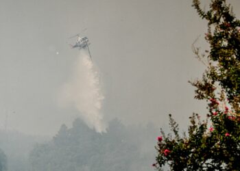 Φωτιά τώρα στη Σέριφο: Ένα αεροσκάφος στο μέτωπο, αναμένονται ενισχύσεις από την Πάρο