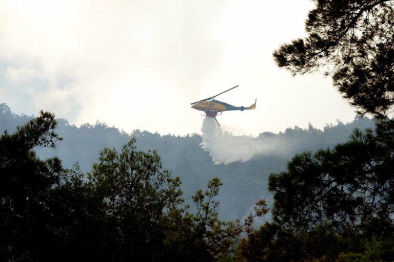 Μεγάλη πυρκαγιά στην Ιο: Κινητοποιήθηκαν εναέριες δυνάμεις – Σε εξέλιξη επιχείρηση κατάσβεσης