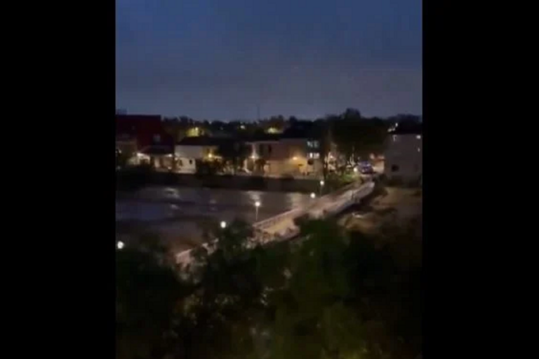 Φονικές πλημμύρες στην Ισπανία: Η στιγμή που το νερό «καταπίνει» μια γέφυρα στη Βαλένθια (video)