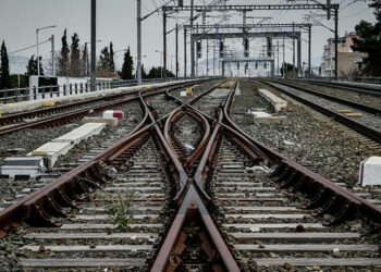 Ελευσίνα: Συνελήφθη επ’ αυτοφώρω 43χρονος να κλέβει μεταλλικά αντικείμενα από σιδηροδρομικές γραμμές