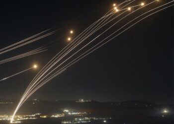 Το Ιράν εξαπέλυσε πάνω από 200 πυραύλους κατά του Ισραήλ: Σειρήνες ηχούν σε όλη τη χώρα – Οι πολίτες τρέχουν στα καταφύγια