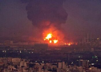 Σε τρία κύματα έπληξε το Ισραήλ «στρατιωτικούς στόχους» του Ιράν – Υποβαθμίζει την επίθεση και απειλεί με αντίποινα η Τεχεράνη (video)