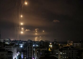 Το Ιράν εξαπέλυσε πάνω από 200 πυραύλους: Οι περισσότεροι αναχαιτίστηκαν, υποστηρίζει το Ισραήλ – Το 80% βρήκε τον στόχο, λέει το Ιράν