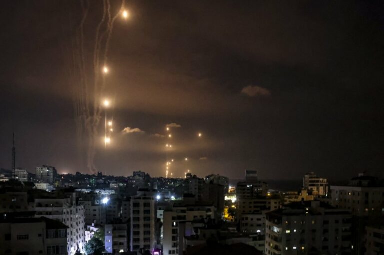 Επικίνδυνη κλιμάκωση στη Μέση Ανατολή: Ισραήλ και Ιράν ανταλλάσσουν απειλές μετά την εκτόξευση 200 ιρανικών πυραύλων