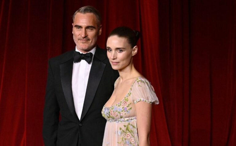 Χοακίν Φίνιξ: Η τρυφερή κίνηση στην Ρούνεϊ Μάρα στο ετήσιο γκαλά του Μουσείου της Ακαδημίας