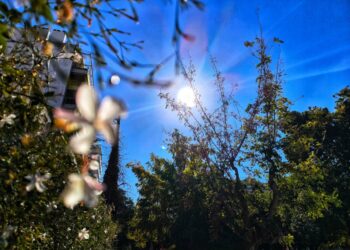Καιρός: Ανοιξιάτικος μέχρι την 28η Οκτωβρίου – Αλλάζει από Τρίτη το σκηνικό