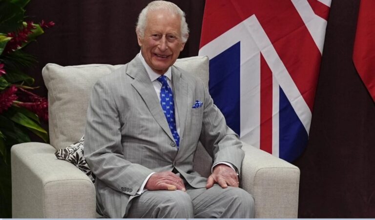 Βασιλιάς Κάρολος: Φόρεσε ξανά γραβάτα με ελληνικές σημαίες – Εικόνες από το ταξίδι στην Σαμόα