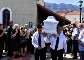 Πένθος στο Ξυλόκαστρο: Σε βαρύ κλίμα η κηδεία των δύο φίλων που έχασαν τη ζωή τους στη φωτιά