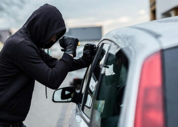 Σύλληψη 61χρονου στην Αθήνα για διακεκριμένες κλοπές από αυτοκίνητα – Αναζητείται συνεργός