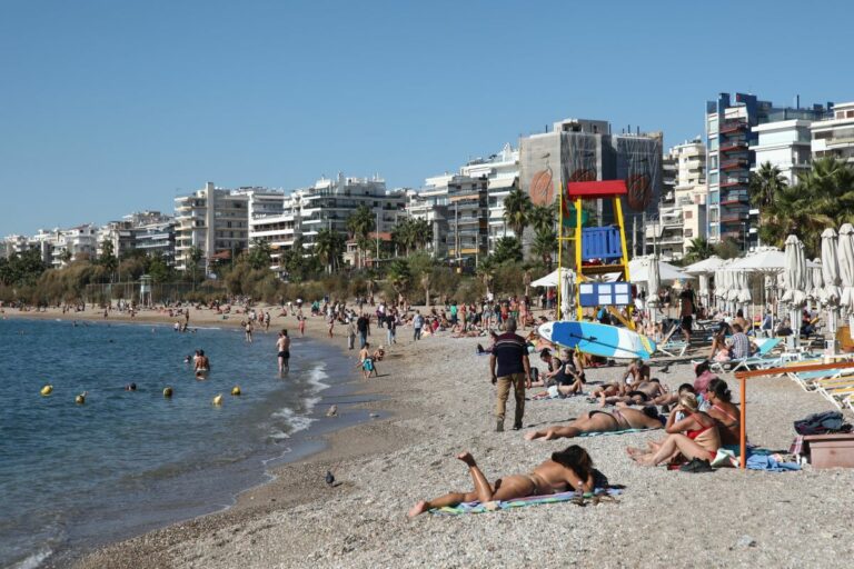 Γέμισαν τις παραλίες οι Αθηναίοι μετά την παρέλαση (photos)