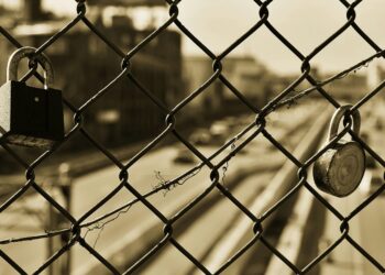 Ιταλία: Η ομάδα «Ρομπέν των Δασών» αφαιρεί λουκέτα σε διαμερίσματα βραχυχρόνιας μίσθωσης- Αυτή είναι μόνον η πρώτη δράση μας ενάντια στο ‘Αγιο Έτος των πλουσίων