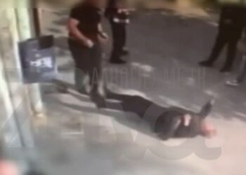 Μενίδι: Η στιγμή που ο 18χρονος σπρώχνει την 72χρονη έξω από τράπεζα (video)