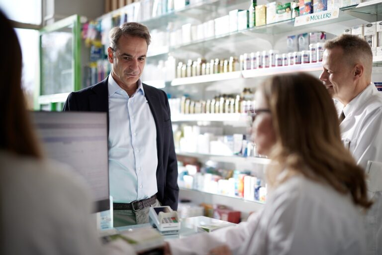 Ο Μητσοτάκης επισκέφθηκε φαρμακείο της Αθήνας – Πήρε self test για τον καρκίνο του παχέος εντέρου