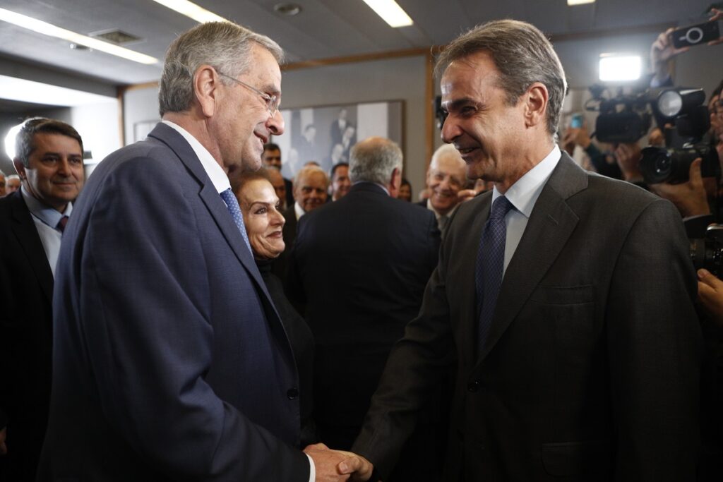 Το διαρκές “άνοιγμα” του Μαξίμου στον Σαμαρά και το νέο κόμμα του Αντώνη