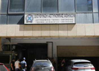 «Ξήλωσαν» τον διοικητή του ΑΤ Ομονοίας, μετά τον εντοπισμό του νεκρού αλλοδαπού κρατούμενου