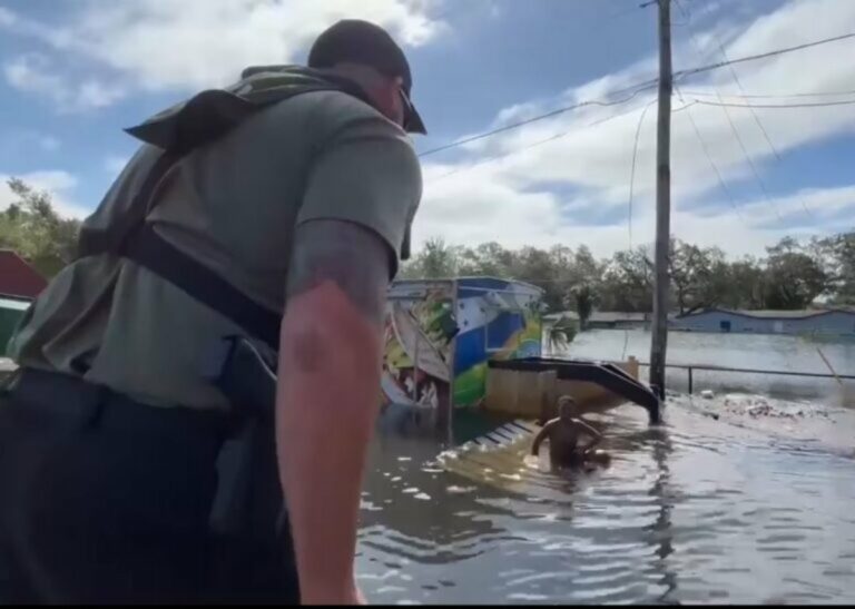 Φλόριντα: Διασώστες εντόπισαν 14χρονο που είχε παρασυρθεί από τα νερά – Είχε γαντζωθεί πάνω σε συντρίμμια (video)