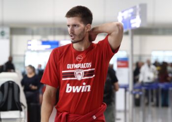 Ο Ολυμπιακός παραχώρησε με δανεισμό τον Πετρούσεφ στον Ερυθρό Αστέρα