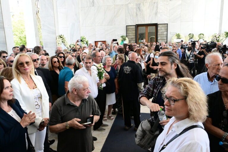 Μίμης Πλέσσας: Συγκίνηση στην κηδεία του σπουδαίου μουσικοσυνθέτη