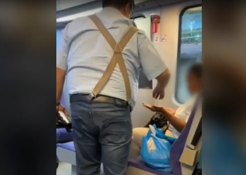 Σε διαθεσιμότητα ελεγκτής του προαστιακού που πήρε χρήματα από επιβάτες (video)