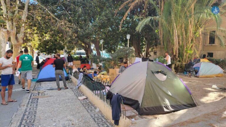 Ρόδος: Eκατοντάδες μετανάστες στους δρόμους – Σε υγειονομικές βόμβες έχουν μετατραπεί τα πάρκα της πόλης (photos)