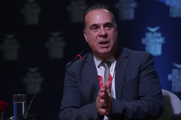 Παντρεύτηκε τον σύντροφό του ο Φώτης Σεργουλόπουλος – Την τελετή έκανε ο Χάρης Δούκας