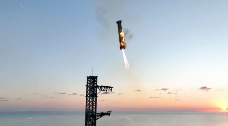 Η επική προσγείωση του πυραύλου της SpaceX – «The tower has caught the rocket!» (Video)