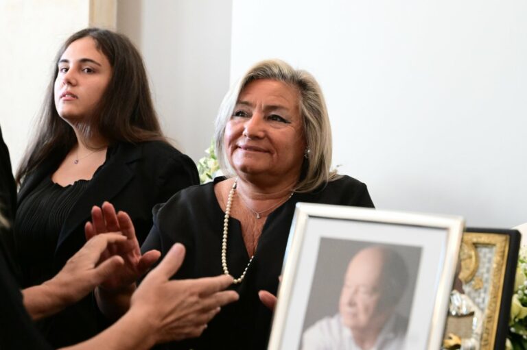 «Μου είχε πει “δεν θέλω η κηδεία μου να γίνει σόου”»: Τι δήλωσε η σύζυγος του Μίμη Πλέσσα