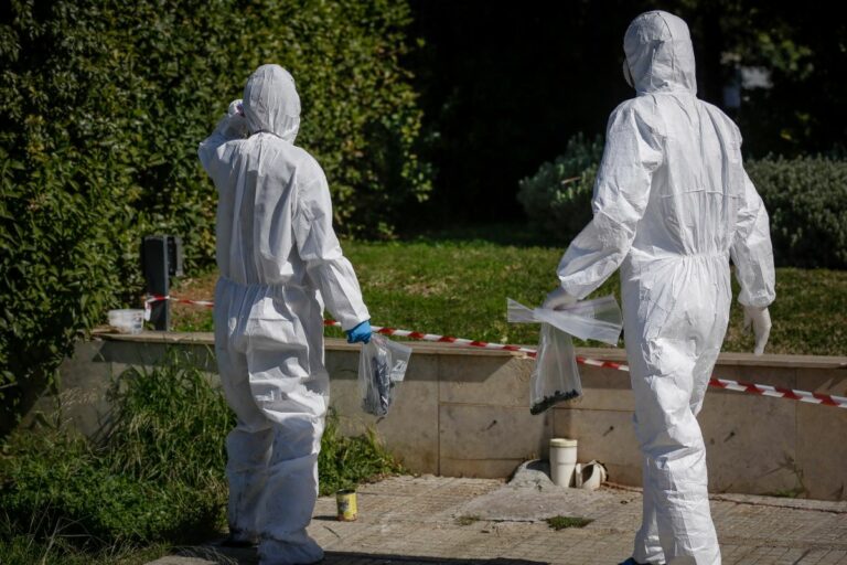 Λήξη συναγερμού για την ύποπτη βαλίτσα στο Σύνταγμα – Στο σημείο είχε σπεύσει κλιμάκιο των ΤΕΕΜ (αποκλειστικό video)