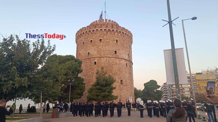 Θεσσαλονίκη: Συγκίνηση στην έπαρση της σημαίας στον Λευκό Πύργο – (photo&video)