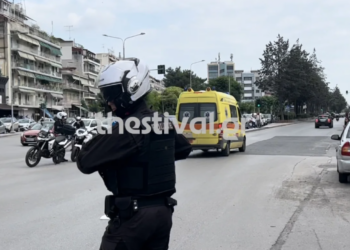 Θεσσαλονίκη: Γέφυρα σωτηρίας για τη μεταφορά ατόμου στο νοσοκομείο – Έφτασαν στο ΑΧΕΠΑ μέσα σε 10 λεπτά