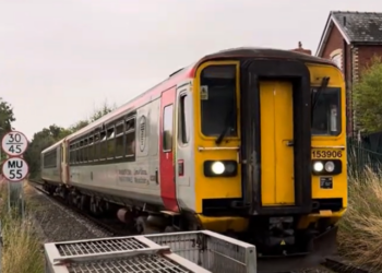 Ουαλία: Ένας νεκρός και 15 τραυματίες έπειτα από σύγκρουση δύο τρένων