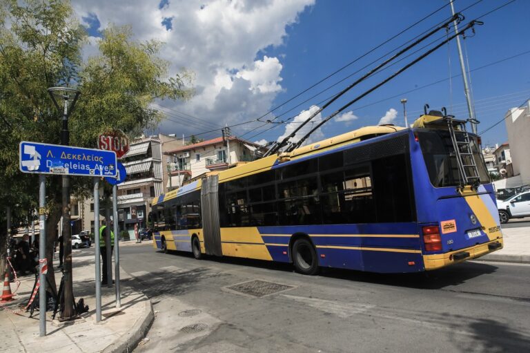 Άγριος καβγάς οδηγού τρόλεϊ και οδηγού ταξί – «Σταμάτησε απότομα» (video)