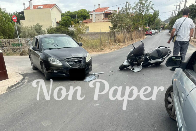 Τροχαίο ατύχημα στην Αρτέμιδα – Σύγκρουση μηχανής με ΙΧ (pic)