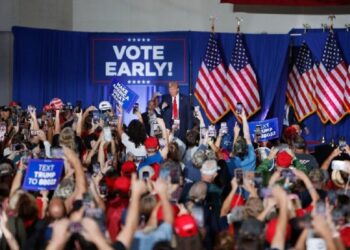 Ισοπαλία Χάρις – Τραμπ στις επτά «swing states»