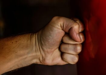 Θεσσαλονίκη: Κάθειρξη 19 ετών σε νεαρό που ξυλοκοπούσε και βίαζε την 22χρονη σύντροφό του