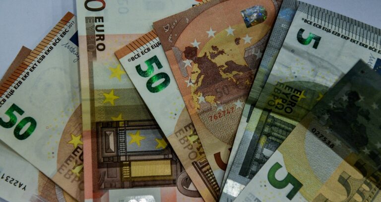 Η ΑΑΔΕ στριμώχνει τους στρατηγικούς κακοπληρωτές