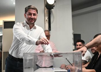 Εκλογές ΠΑΣΟΚ: Ψήφισε ο Νίκος Ανδρουλάκης: «Τα δύσκολα είναι πίσω μας και τα καλύτερα μπροστά μας»