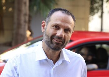 Ο διευθυντής του γραφείου του Σ. Κασσελάκη απαντά: “Κι αν δεν μπορείς να κάμεις τη ζωή σου όπως την θέλεις, τούτο προσπάθησε τουλάχιστον όσο μπορείς: μην την εξευτελίζεις”