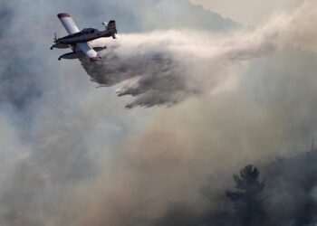 Πάτρα: Μάχη με τις φλόγες δίνουν οι πυροσβεστικές δυνάμεις στο Βουπράσιο