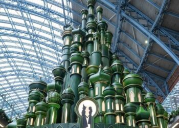 «Μύρισε» Χριστούγεννα στο Λονδίνο: Ο σταθμός St Pancras αποκαλύπτει το σμαραγδένιο δέντρο του (photos & video)