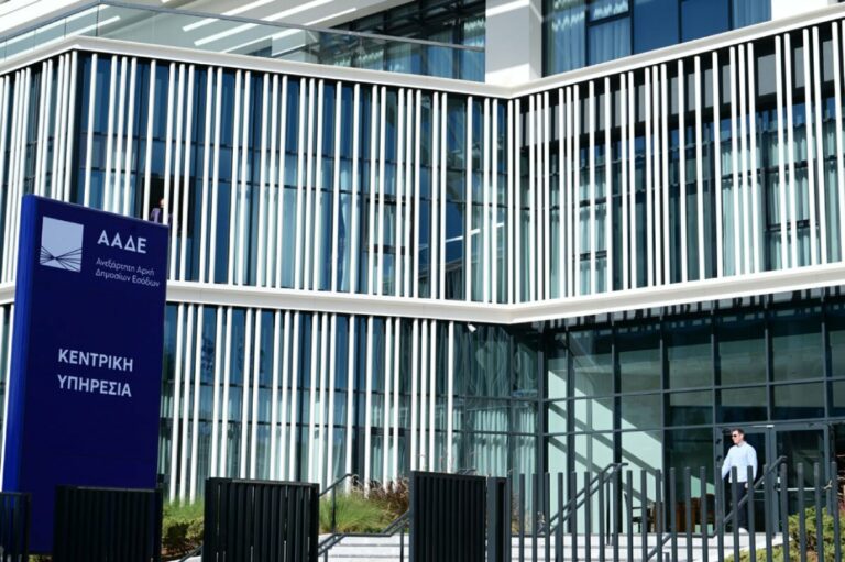 ΑΑΔΕ: Αυτοί χρωστάνε τα περισσότερα στην εφορία (πίνακες)